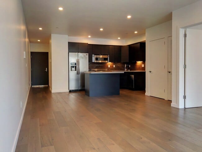 Building Photo - 1 Bed, 1 Bath SOMA Condo - Newer Bldg with...