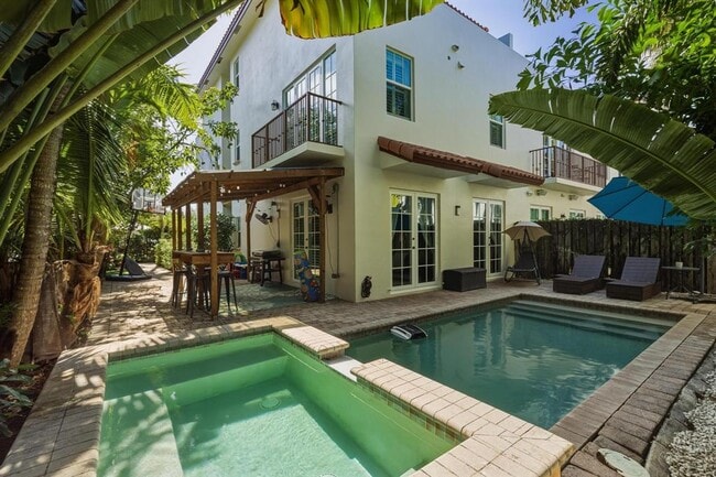 Building Photo - 1709 NE 8th St