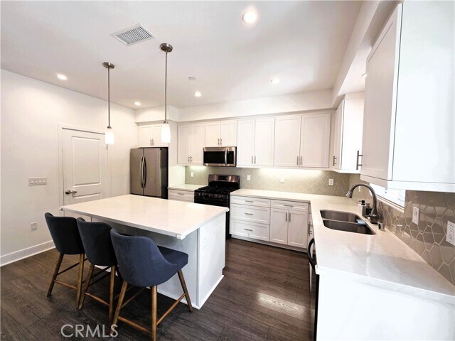 Foto del edificio - 6747 Rhea Ct