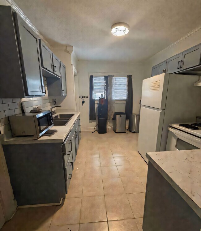 Building Photo - 3 bedroom 1 bath house w/ 2 car garage