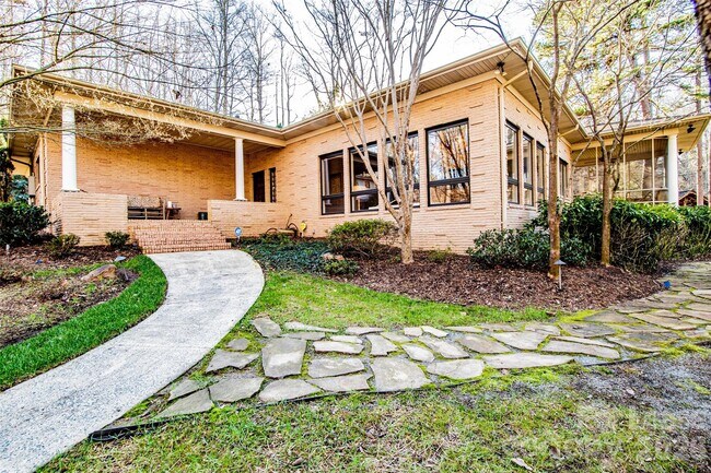 Foto del edificio - 3911 Lakeside Dr