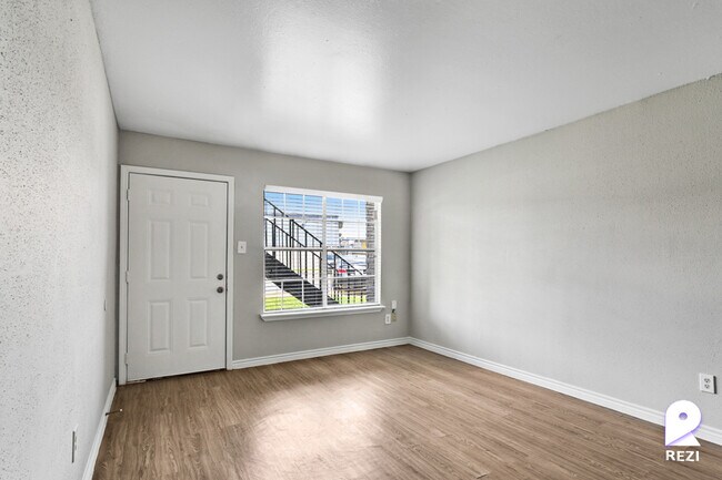 Building Photo - 11810 Algonquin Dr