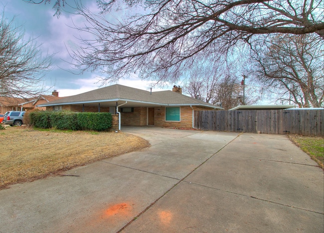 Building Photo - 6001 S Country Club Dr