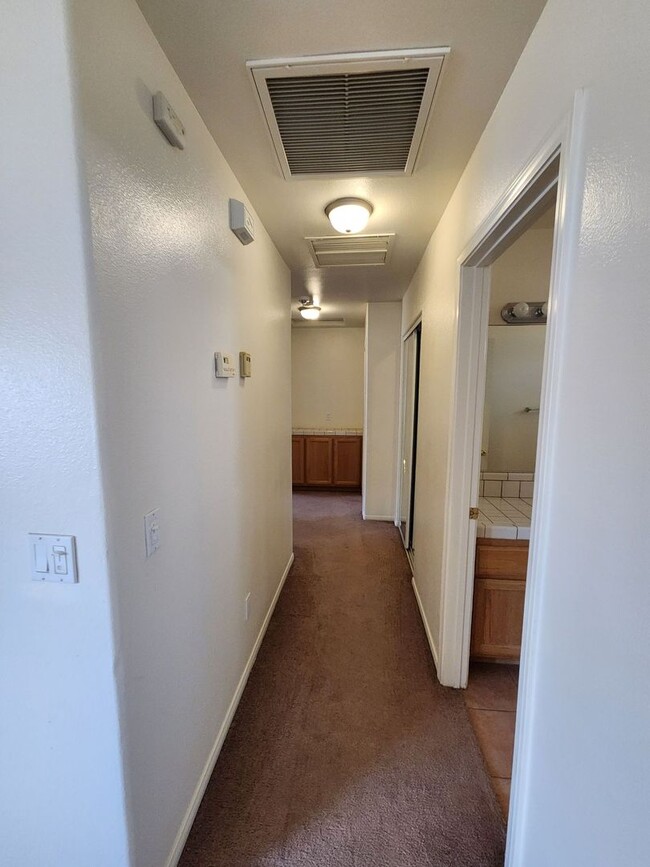 Building Photo - Great 3 Bedroom/2 Bath Fully Furnished!