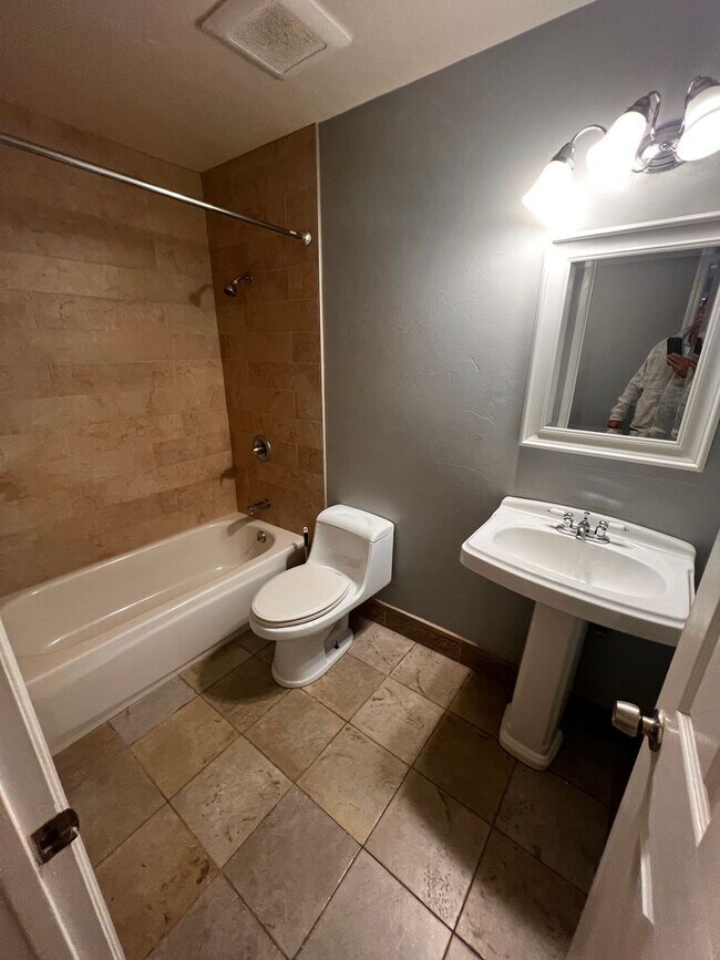 Foto del edificio - Great one story home close to TAFB