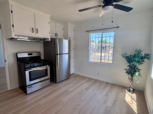 Building Photo - 1542 W 60th St