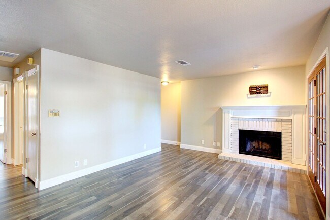 Building Photo - Available April 2024! Stylish N. Arlington...