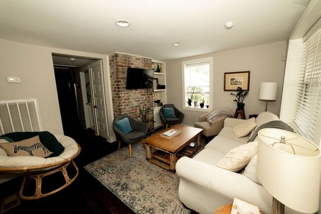Building Photo - Charming 3-Bedroom Furnished Home – Walk t...