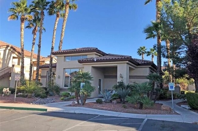 Building Photo - 3 bedroom/ 2 bath condo A Must See