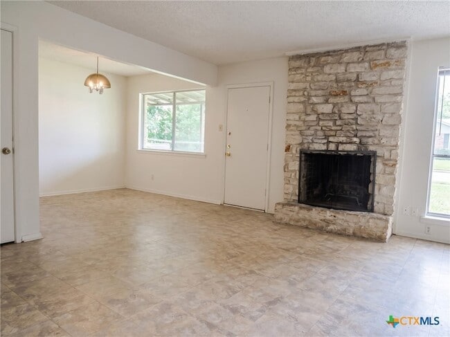Building Photo - 2210 Cascade Dr