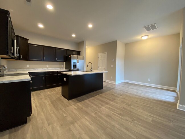 Building Photo - 3 Bed, 2.5 Bath in Stonebay Townhomes!