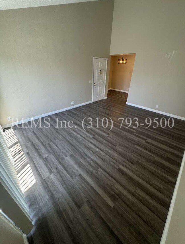 Foto del edificio - Renovated Upstairs Condo w/ Laundry and Ba...