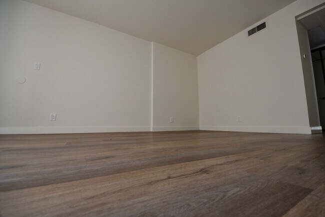 Building Photo - 4565