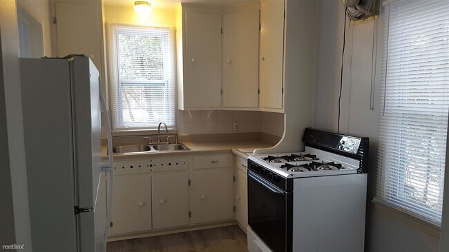 Building Photo - 2 br, 1 bath House - 217 W 13 Mile Rd