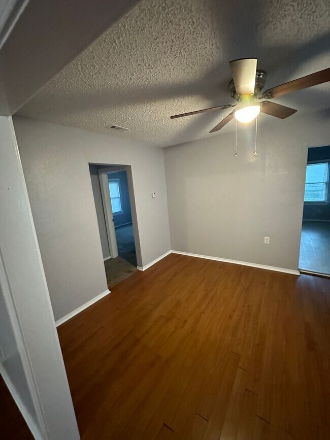 Building Photo - Beautiful 2 Bedroom 1 Bath DUPLEX