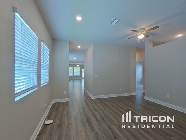 Building Photo - 5564 Silver Sun Dr