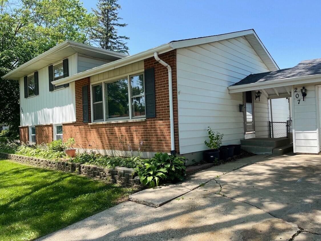 207 N Idlewild Ave, Mundelein, IL 60060 House Rental in Mundelein, IL