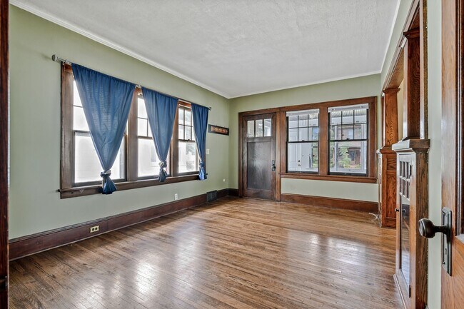 Building Photo - SPACIOUS 2BD/2BA House near U of M!! Parki...