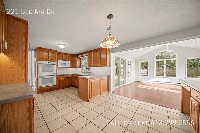 Foto del edificio - 221 Bel Air Dr