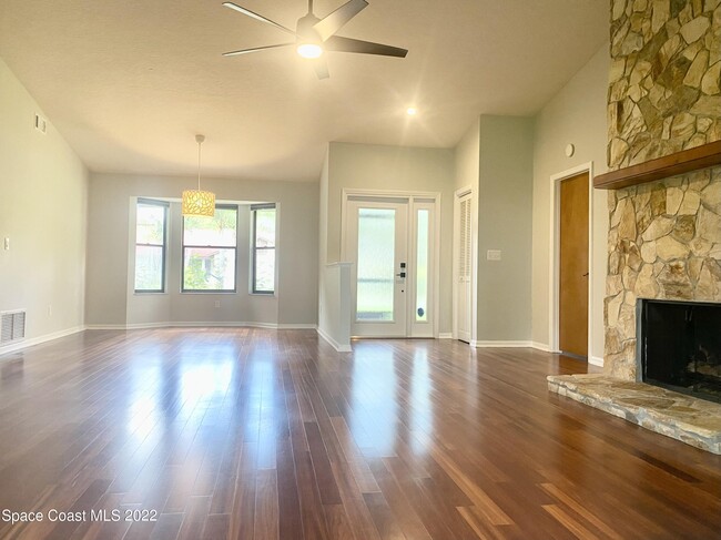 Building Photo - 523 Deerfield Dr