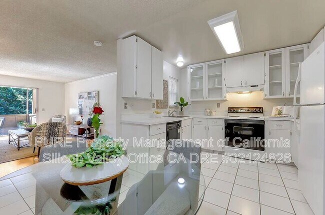 Foto del edificio - 2450 W Bayshore Rd