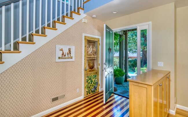 Foto del edificio - Woodside Classic 3 Bedroom on Beautiful Park Like Yard