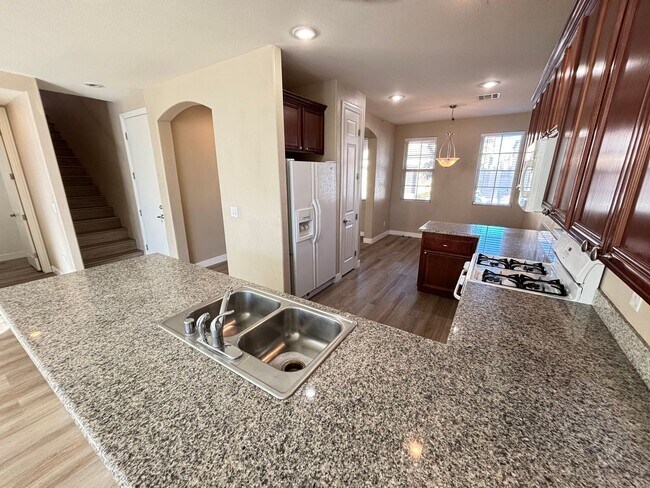 Foto del edificio - Beautiful 4/Bed/3Bath/2Car Two-Story Home with Loft and Office in Providence!