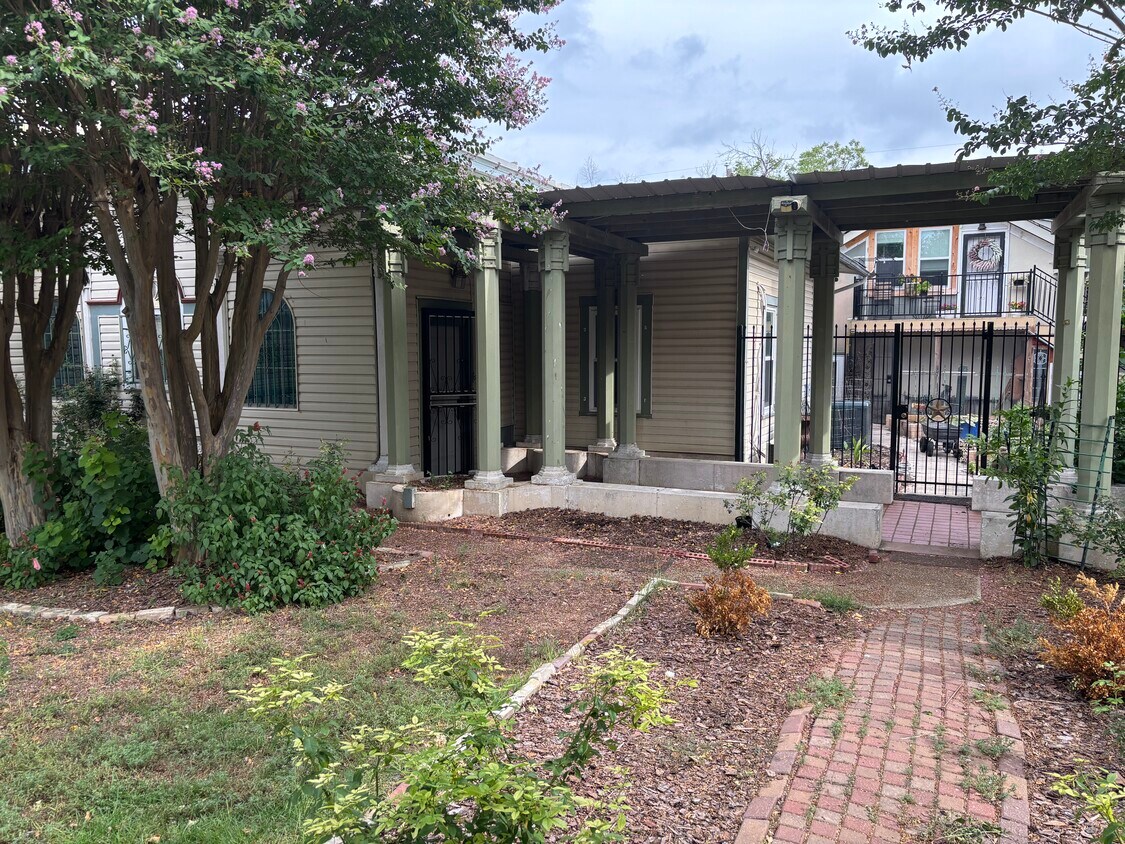 Outside Entrance - 437 W Magnolia Ave