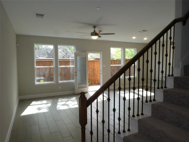 Building Photo - 2129 Lovedale Ave