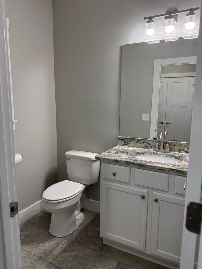 Foto del edificio - **NEW PRICE** Spacious & Convenient!