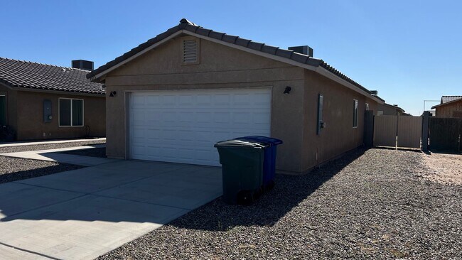 Building Photo - DESERT SANDS