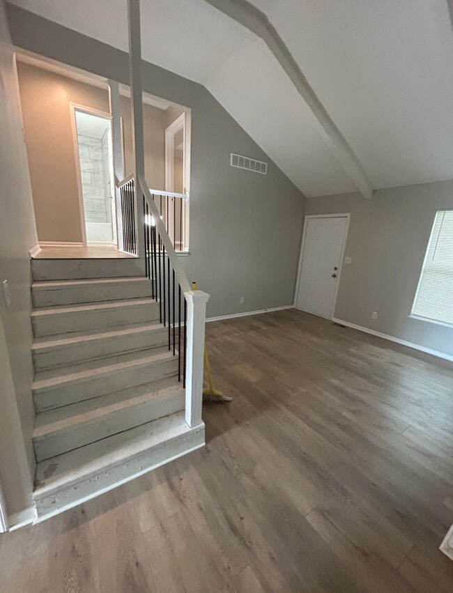 Building Photo - 1411 La Chateau Dr