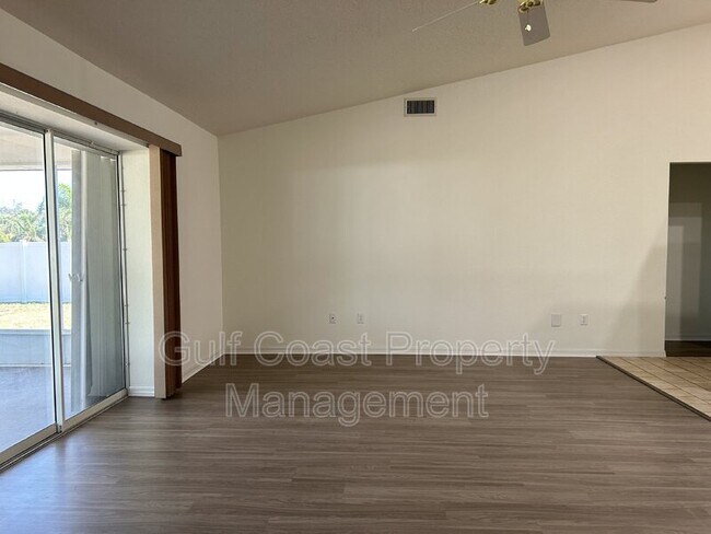 Foto del edificio - 4260 Cazes Ave
