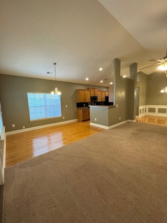 Foto del edificio - Brick Ranch - 3 Bedrooms & 2 Full baths wi...