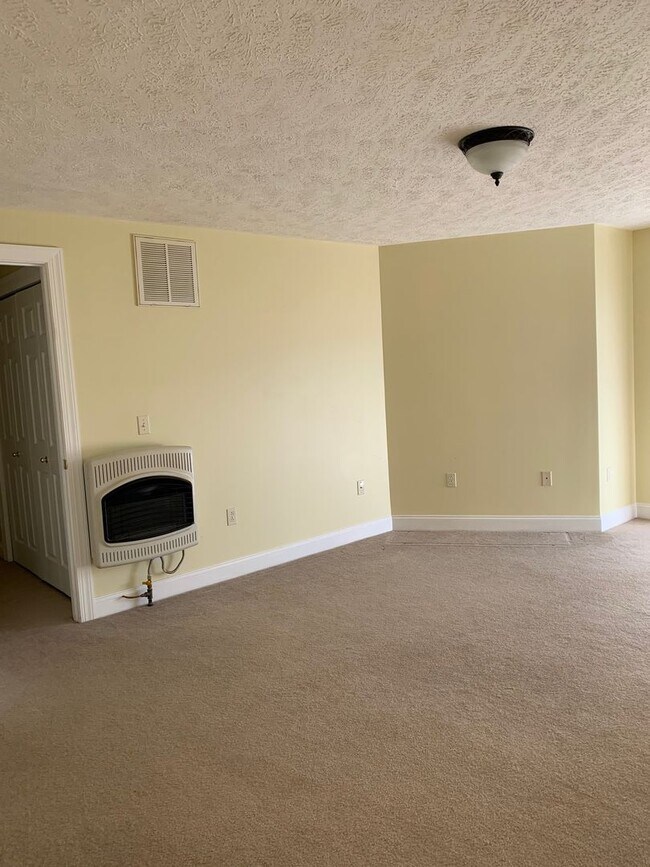 Building Photo - 2 Bedroom 2.5 Bath Townhouse with 2 Car Ga...