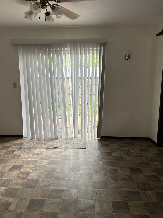 Building Photo - 935 Fair Oaks Dr