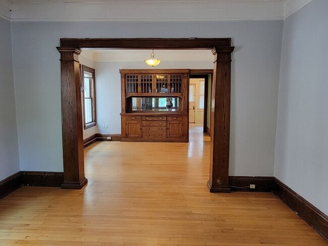 Building Photo - Lovely 2Br / 1Ba South Uptown Condo w/ Hardwood Floors, Sunroom, Fenced Backyard!