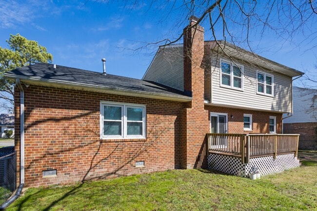 Building Photo - 226 Woodbury Forrest Dr