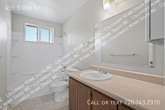 Building Photo - 455 S Oak St