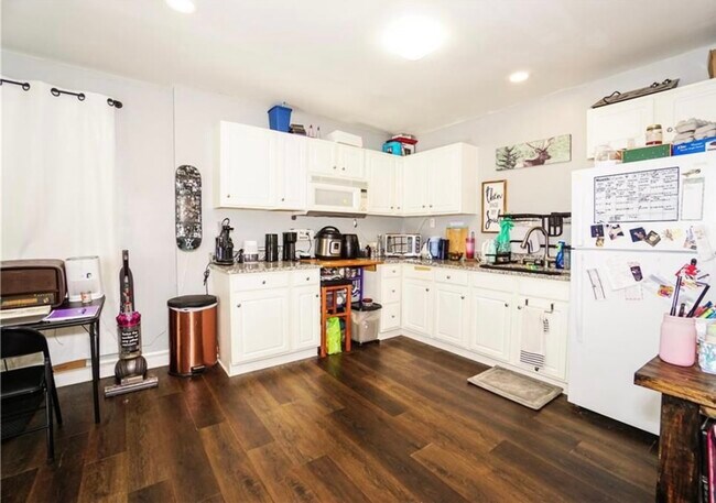 Kitchen - 434 Clearwater St