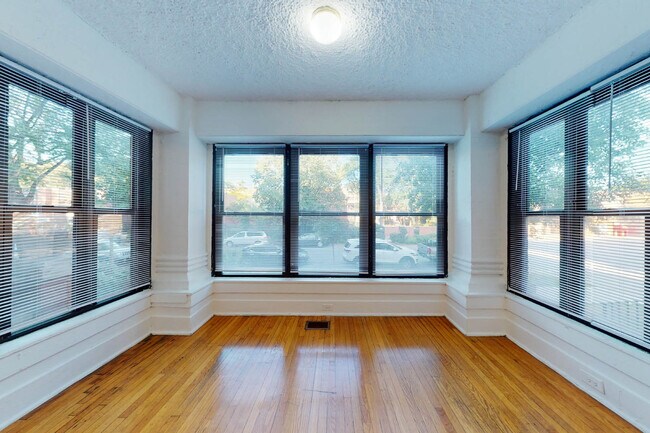 Sala de estar soleada - 5218-5220 S. Kimbark Avenue