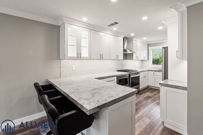 Foto del edificio - Highly Upgraded, Large Condo in Huntington Beach!