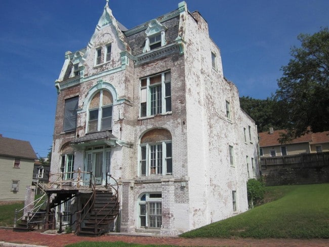 Building Photo - 115 S 13th St