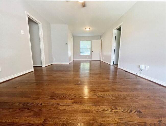 Foto del edificio - 10037 Casa Oaks Dr