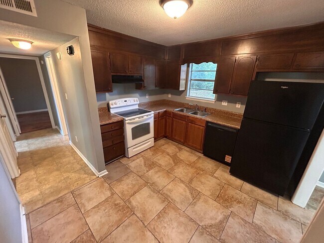 Foto del edificio - 3br 1BA house with decorative mantle and garage  with move in special for July!