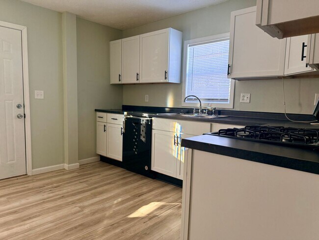 Building Photo - 2 Bedroom Apt - Utilities Paid