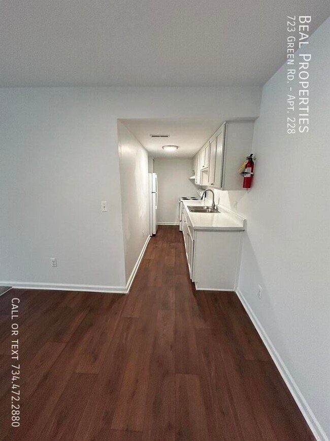 Foto del edificio - 723 Green Rd