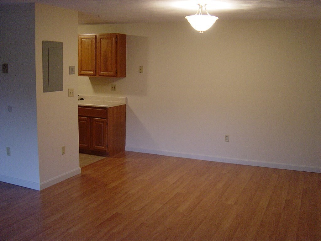 Building Photo - 10 Basswood Ave