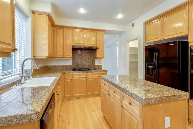 Foto del edificio - 4 Bed 3 Bath Home With 3 Car Garage High Ceilings And Fenced Yard