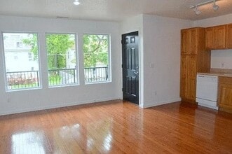 Building Photo - 411 E Scott St